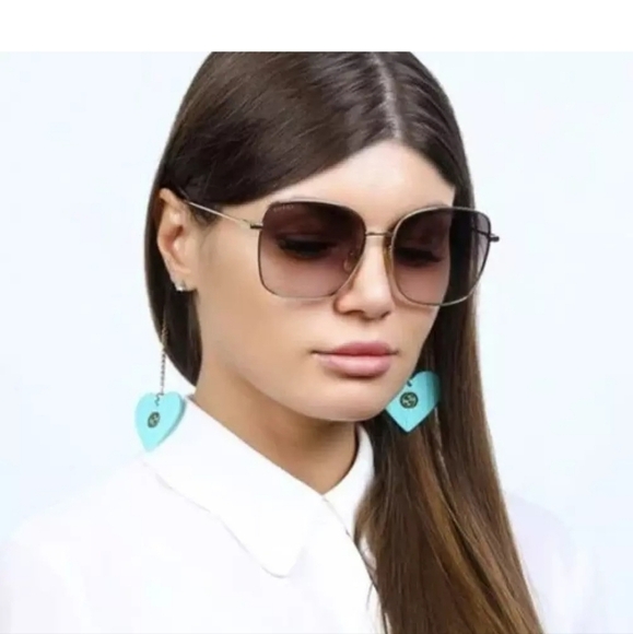 Gucci GG1030SK-003-60 Gold Sunglasses With earring accessories - Picture 4 of 16